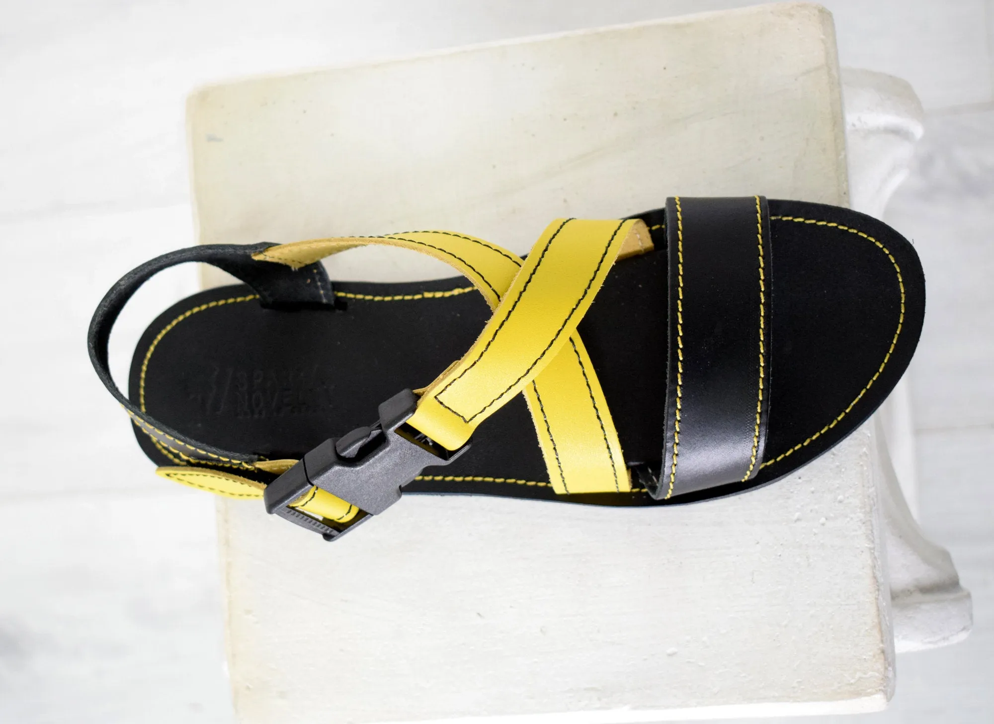 Running sport sandals for men with black and yellow leather
